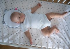Motherhood Vankúšik ergonomický stabilizačný pre novorodencov s uškami Grey Classics 0-6m