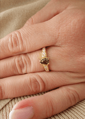 A-B A-B Prsteň Bellatrix s kvapkou Vltavín a skutočnými diamantmi zo žltého zlata, 52 mm
