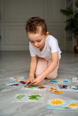 Vzdělávací hra se suchým zipem "barvy". Hry pro děti - barevné skládačky deskové hry pro batolata. Rané vzdělávání 