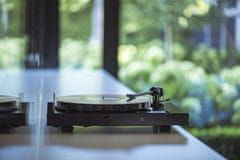 Pro-Ject Gramofón JukeBox E1 + piano OM5e, systém All-in-one / Plug and Play s Bluetooth, biely