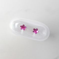 BLOMDAHL Nealergénne náušnice z lekárskeho plastu Kvety 6 mm fuchsia
