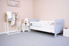 NEW BABY Detská posteľ so zábranou ERIK 140x70 cm bielo-sivá