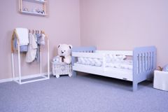 NEW BABY Detská posteľ so zábranou New Baby ERIK 140x70 cm bielo-sivá 