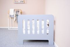NEW BABY Detská posteľ so zábranou New Baby ERIK 140x70 cm bielo-sivá 