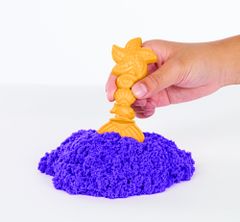 Kinetic Sand Škatuľa tekutého piesku s podložkou fialová