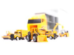 KIK KX6681_3 Kamión s autíčkami a stavebnými strojmi žltý