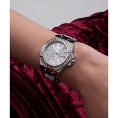 Guess Dámske analógové hodinky Onyaos strieborná Universal