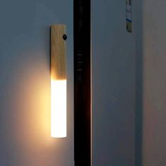 Netscroll Prenosná LED svetilka s pohybovým senzorom, elegantný drevený dizajn, USB nabíjanie, ideálna do domu, kancelárie, na terasu. Energeticky úsporná, s magnetickým dreveným držadlom, WallSensor