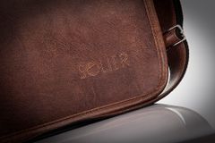 Solier Pánska hnedá taška cez rameno na notebook SOLIER S13
