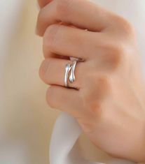 Mormark Otvorený prsteň v tvare objímajúcich rúk s venovaním | HUGGIE_LACHERI