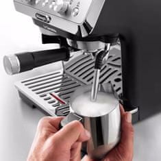 De'Longhi S príkonom 1 400 W a tlakom pumpy 15 barov poteší aj tých najnáročnejších kávičkárov. EC9155.MB La Specialista Arte