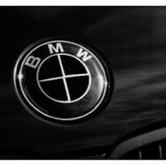 Čierny emblém s logom BMW na kapote 82 MM