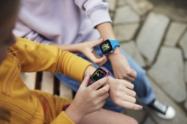 dětské chytré hodinky MAXCOM FW59 KIDDO barevný velký IPS displej dlouhá výdrž dlouhá výdrž doprovodná aplikace Bluetooth IP65 HD rozlišení displeje elegantní design 4G připojení nanoSIM oboustranná komunikace rodičovská kontrola indikace polohy GPS připojení videohovory pohádková grafika vyměnitelné ciferníky chytré hodinky pro děti bezpečnostní hodinky pro děti SOS volání SOS funkce bezpečnostní funkce kontrola polohy vzdálené ovládání dětské hodinky vestavěná kamera