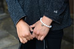 JwL Luxury Pearls Jemný náramok z pravých perál s kovovým srdiečkom JL0417