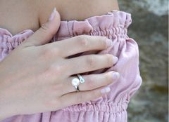JwL Luxury Pearls Strieborný prsteň s bielou perlou a čírym kryštálom JL0432