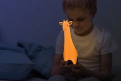 ZAZU Žirafa GINA svietidlo s nočným svetlom šedá
