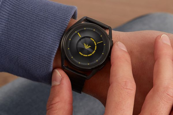 chytré hodinky smartwatch armani art5007 lcd dotykový ciferník rýchle a jednoduché ovládanie výrazný okraj dizajnový štýl značkové vymeniteľný remienok sklopná spona
