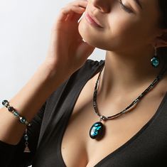 Lampglas Výrazný náhrdelník Turquoise Shards s perlou Lampglas s rýdzim striebrom NP12