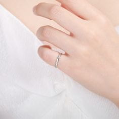 MOISS Elegantný strieborný prsteň s čírymi zirkónmi R00019 (Obvod 45 mm)