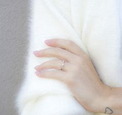 Beneto Pôvabný strieborný prsteň so zirkónmi AGG474