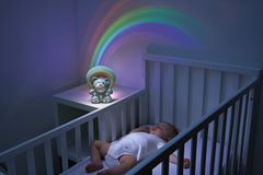 Chicco medveď s projektorom First Dreams Rainbow Bear 0M modrá