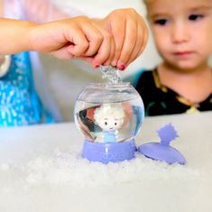 Basic Fun Frozen Ľadové kráľovstvo - Globus s prekvapením a magickým sněhem