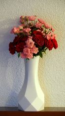 Jednoduchá kosoštvorcová váza s metalickým efektom