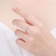 MOISS Minimalistický strieborný prsteň so zirkónmi R00020 (Obvod 48 mm)