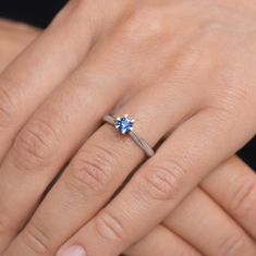 DIAMOND SPOT Prsteň z bieleho zlata s modrým zafírom