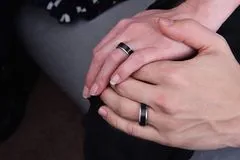Troli Oceľový čierny prsteň so strieborným okrajom (Obvod 57 mm)