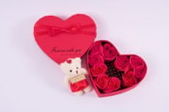 Medvídárek srdca s červenými mydlovými ružami a plyšovým medvedíkom