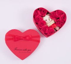 Medvídárek srdca s červenými mydlovými ružami a plyšovým medvedíkom