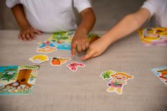 Farfarland Vzdělávací hra se suchým zipem "sezóna". Hry pro děti - barevné skládačky deskové hry pro batolata. Rané vzdělávání 