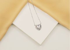 Brilio Silver Oslnivý strieborný náhrdelník s trblietavým srdiečkom NCL70W