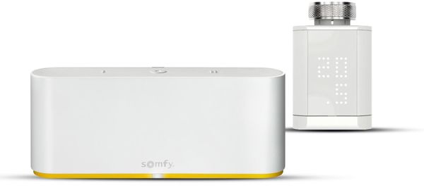 Somfy Řídící jednotka TaHoma Switch Termostatická hlavice io chytrá domácnost centralizace chytré domácnosti doprovodná Aplikace TaHoma Wi-Fi připojení Hub ovládání chytré domácnosti Somfy chytrá domácnost ovládací tlačítka hlasový asistent podpora hlasových asistentů Apple HomeKit, Google Assistant, Amazon Alexa, protokoly IFTTT inteligentní hlavice radiátoru