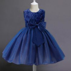 Northix Večerné šaty s mašľou a kvetmi – modré (130) 